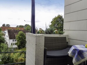 Ciel, Nuage, Plante, Bâtiment, Arbre, Fenêtre, Maison, Zone Résidentielle, Mobilier De Jardin, Ombre