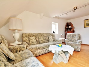 Couch, Möbel, Bilderrahmen, Komfort, Interior Design, Holz, Studio Couch, Tabelle, Lampe, Wohnzimmer