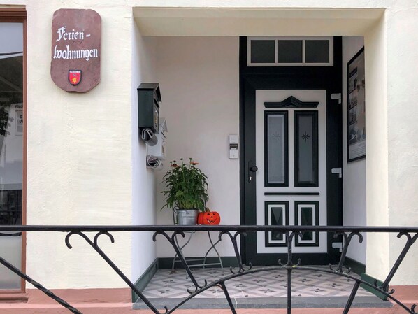 Propriété, Table, Pot De Fleur, Plante, Bâtiment, Plante D'Appartement, Fenêtre, Architecture, Porte, Bois