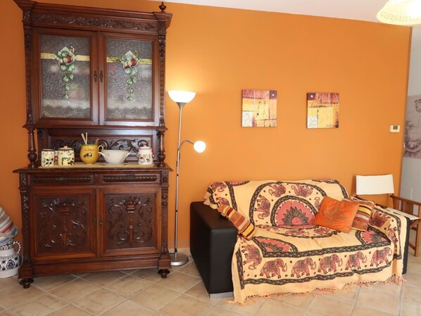 Marron, Meubles, Propriété, Cadre, Cabinetry, Canapé, Bois, Confort, Design Intérieur, Bâtiment