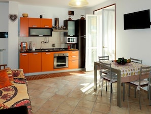 Pièce, Meubles, Propriété, Cuisine, Sol, Design Intérieur, Orange, Cabinetry, Bâtiment, Comptoir