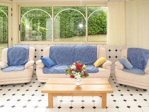 Möbel, Wohnzimmer, Zimmer, Interior Design, Kaffetisch, Eigentum, Couch, Tabelle, Zuhause, Fenster