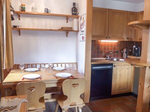 Pièce, Meubles, Propriété, Cuisine, Cabinetry, Bâtiment, Comptoir, Cuisinière, Design Intérieur, Maison