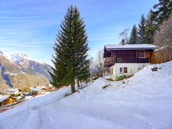 Sky, Snow, Cloud, Daytime, Property, Mountain, Plant, Window, Building, Tree