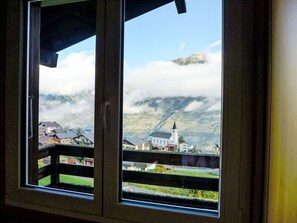 Sky, Cloud, Property, Window, Shade, Lighting, Architecture, Building, Wood