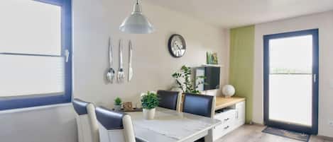 Tabelle, Eigentum, Möbel, Pflanze, Bilderrahmen, Gebäude, Fenster, Zimmerpflanze, Holz, Interior Design