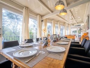 Tabelle, Möbel, Geschirr, Eigentum, Dishware, Stuhl, Holz, Beleuchtung, Interior Design, Teller
