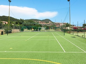 Cloud, Sky, Plant, Daytime, Sports Equipment, Tree, Land Lot, Grass, Ball Game, Street Light