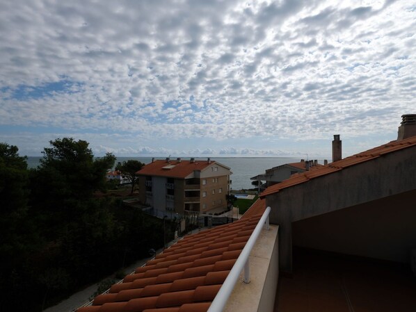 Roof, Sky, Property, Cloud, Residential Area, Architecture, House, Home, Real Estate, Building