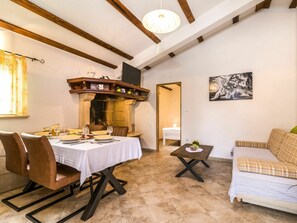 Zimmer, Interior Design, Eigentum, Möbel, Gebäude, Decke, Wohnzimmer, Gelb, Haus, Tabelle