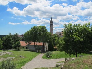 Wolke, Himmel, Pflanze, Eigentum, Natürliche Landschaft, Gebäude, Baum, Vegetation, Grundstueck, Gras