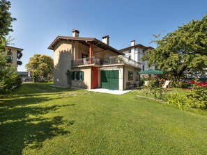 Sky, Plant, Building, Property, Window, Tree, House, Land Lot, Natural Landscape, Cottage