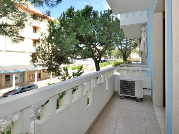 Propiedad, Ventana, Cielo, Edificio, Árbol, Arquitectura, Sombra, Diseño Urbano, Condominio