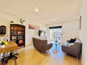 Living area with balcony overlooking Melbourne St.