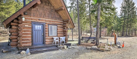 Call North Idaho home when you stay at this vacation rental cabin!