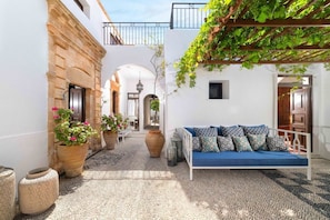 Villa Pebble - Courtyard seating area