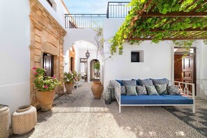 Villa Pebble - Courtyard seating area