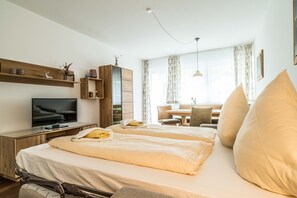 D1 Ferienwohnung Klassik*** bis 4 Personen, 54qm, Terrasse, Schwimmbad- und Saunazugang-Wohnbereich mit ausziehbarer Schlafcouch für 2 Personen