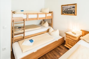 D5 Ferienwohnung Premium**** bis 2 Personen, 54 qm, Balkon, Allergikergeeignet-Schlafzimmer mit Doppelbett, Stockbett und Einzelbett