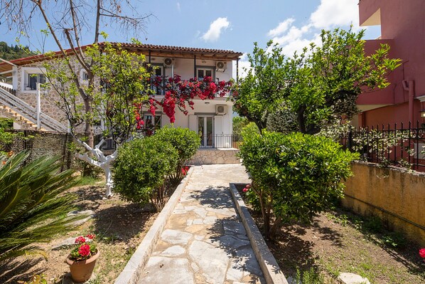 Irini apartments & studios