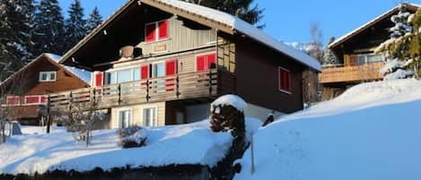 Das Chalet Lilian mit Winterblick. 