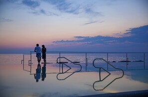 Infinity pool