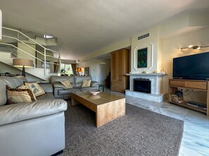 Living met open haard 