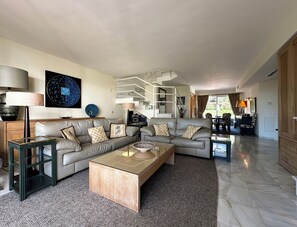 Living met open haard en zicht op tropische tuin , televisie, video, wifi