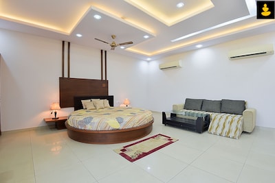 LivingStone 4 BHK Farmhouse in Pink City
