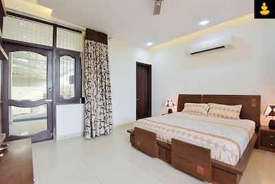 LivingStone 4 BHK Farmhouse in Pink City