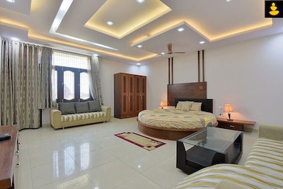 LivingStone 4 BHK Farmhouse in Pink City