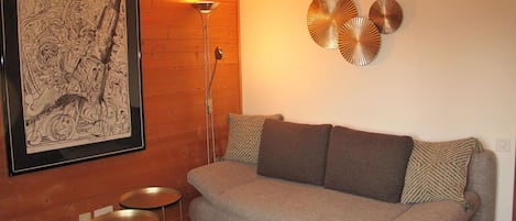 Braun, Eigentum, Couch, Möbel, Bilderrahmen, Holz, Interior Design, Beleuchtung, Flooring, Fussboden