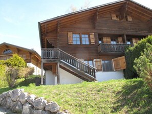 Plante, Bâtiment, Ciel, Fenêtre, Nuage, Maison, Bois, Arbre, Herbe, Lot Terre
