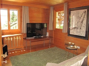 Propriété, Meubles, Télévision, Bâtiment, Fenêtre, Bois, Salon, Design Intérieur, Éclairage, Téléviseur