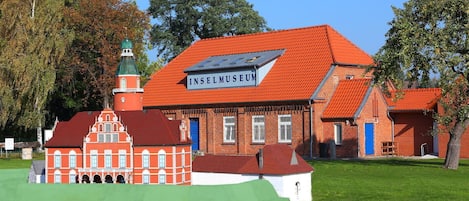 Himmel, Eigentum, Pflanze, Baum, Gebäude, Grundstueck, Steigung, Schatten, Asphalt, Holz