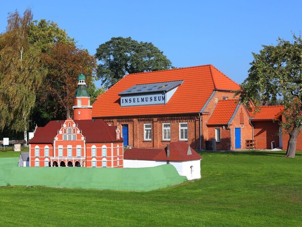 Himmel, Eigentum, Pflanze, Baum, Gebäude, Grundstueck, Steigung, Schatten, Asphalt, Holz