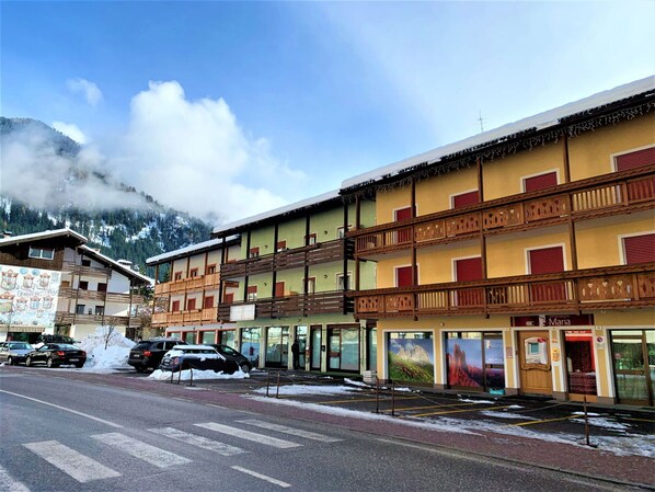 Sky, Town, Building, Mixed-Use, Property, Neighbourhood, Residential Area, Architecture, Human Settlement, House