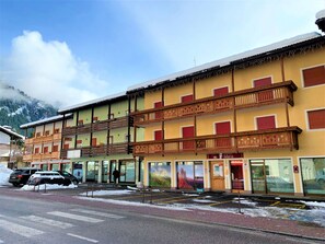 Himmel, Gebäude, Wolke, Fenster, Rad, Die Architektur, Haus, Urban Design, Auto, Wohngebiet