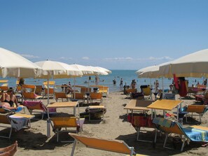 Wasser, Himmel, Möbel, Stuhl, Gartenmöbel, Strand, Schatten, Regenschirm, Gewässer