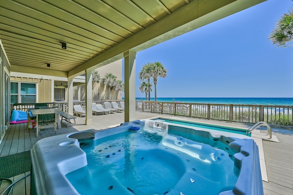 Private Beachfront Pool &amp; Hot Tub!