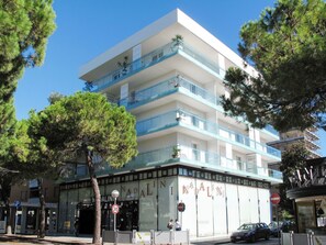 Sky, Building, Tree, Urban Design, Condominium, Window, Car, Tower Block, Facade, Residential Area