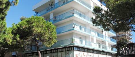 Cielo, Edificio, Árbol, Diseño Urbano, Condominio, Ventana, Coche, Bloque De Pisos, Fachada, Barrio Residencial