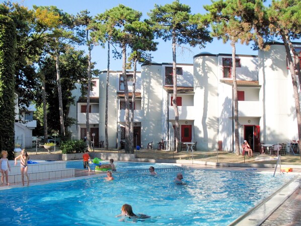 Water, Property, Daytime, Window, Building, Sky, Swimming Pool, Tree, Azure, Plant