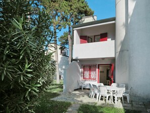 Plant, Sky, Property, Building, Window, Chair, Tree, Shade, Real Estate, Facade