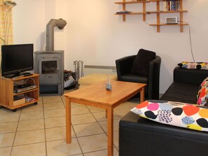 Room, Furniture, Property, Living Room, Interior Design, Table, Building, Coffee Table, Floor, House