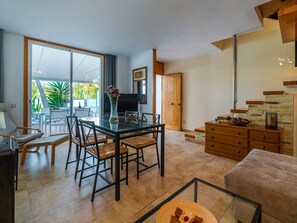 Room, Furniture, Property, Interior Design, Living Room, Building, Floor, House, Ceiling, Table
