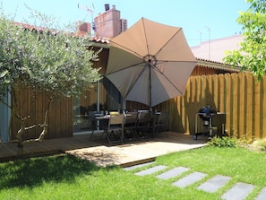 Eigentum, Regenschirm, Hinterhof, Garten, Schatten, Grundeigentum, Gebäude, Haus, Die Architektur, Gras