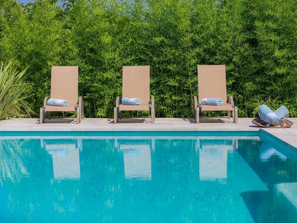 L'Eau, Plante, Meubles, Chaise, Bleu, Piscine, Vert, Rectangle, Mobilier De Jardin, Arbre