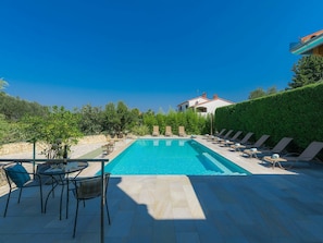 Ciel, Plante, Piscine, Bâtiment, Bleu, Chaise, Mobilier De Jardin, Ombre, Arbre, Table
