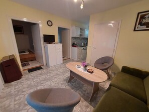 Tabelle, Möbel, Eigentum, Gebäude, Bilderrahmen, Holz, Stuhl, Beleuchtung, Interior Design, Flooring